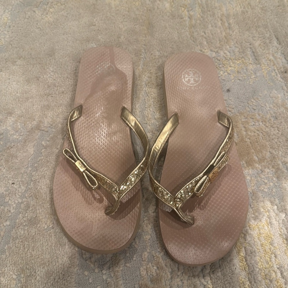 Tory Burch Women's Sz 10 Gold Sequin‎ Bow Flip Flops Sandals -GUC tan and gold
